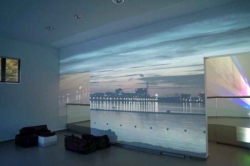 Le rêve, la route, le mur, Blue Room