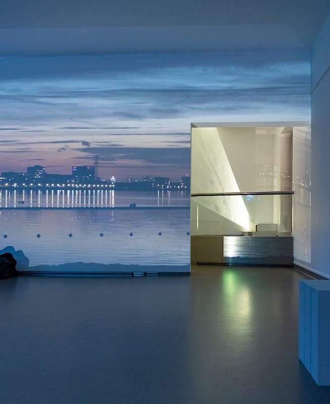 Le rêve, la route, le mur, Blue Room